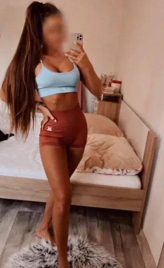 Nella, 24